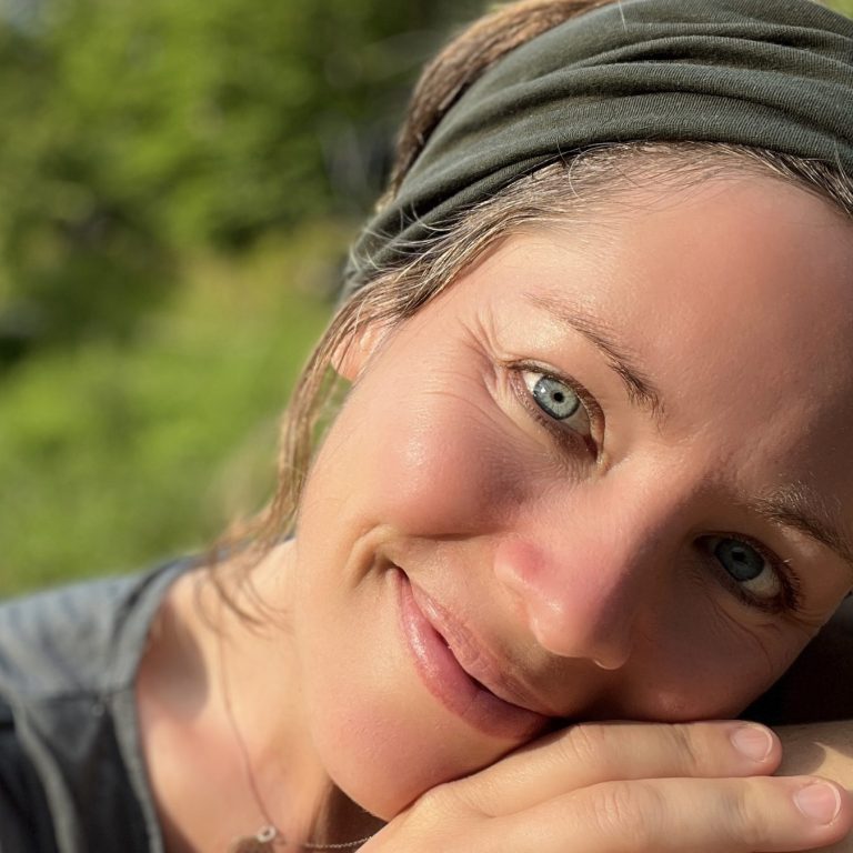 Waldbaden Wildkräuter Kurse Natalie Hilgner Wurzeln eines Baumes im Vordergrund, umgeben von dichtem, grünem Unterholz.